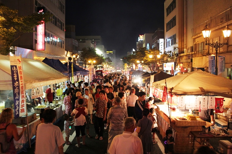 夕涼みワイワイ市など露店がひしめく「べっぷ火の海まつり」 夕涼みワイワイ市など露店がひしめく「べっぷ火の海まつり」