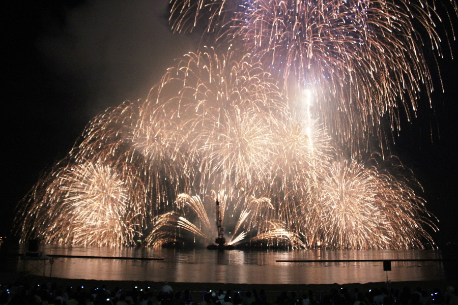 祭りを締めくくる約7000発の花火は見ごたえ十分