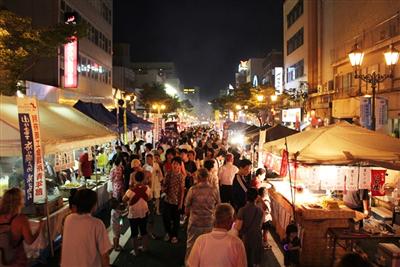夕涼みワイワイ市など露店がひしめく「べっぷ火の海まつり」