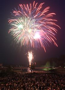 風情ある街並みの夜空を彩る「人吉花火大会」