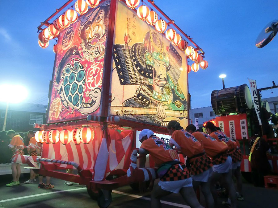 初日の夜に実施される、迫力満点の「武者山車」
