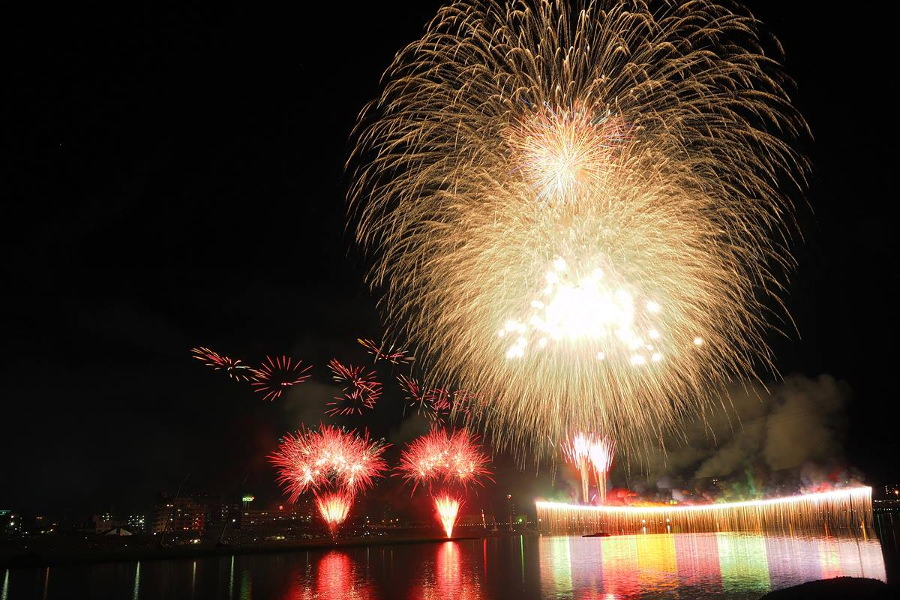 約1万発の多彩な花火が夜空を染める「みやざき納涼花火大会」