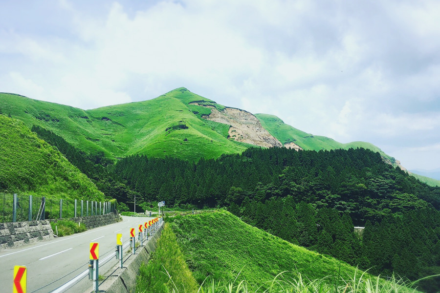 緑の山肌からむき出しの地肌がのぞくところもある現在の阿蘇