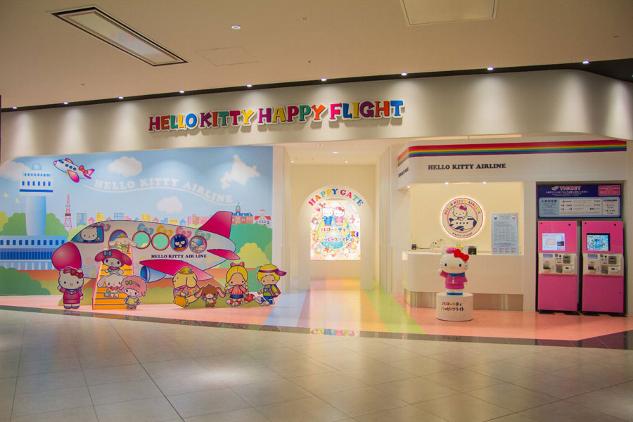 入場口ではキャビンアテンダントになったハローキティとサンリオキャラクターたちが出迎えてくれる