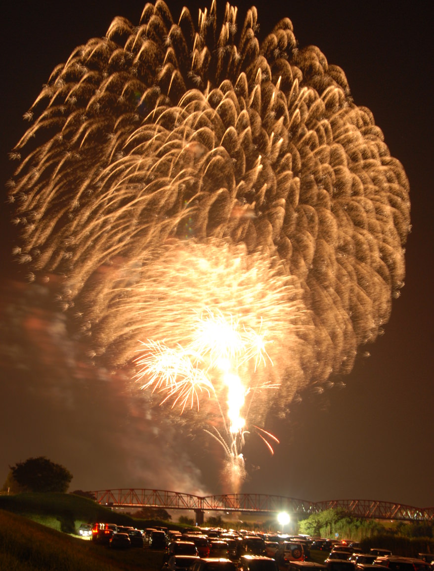 露店で買い物、美しい花火を満喫できる「田主丸花火大会」 露店で買い物、美しい花火を満喫できる「田主丸花火大会」