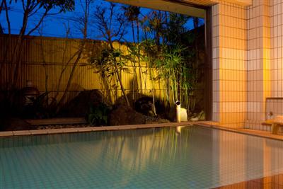 こんこんと溢れる良泉は美肌効果も！広々空間でゆっくり過ごそう