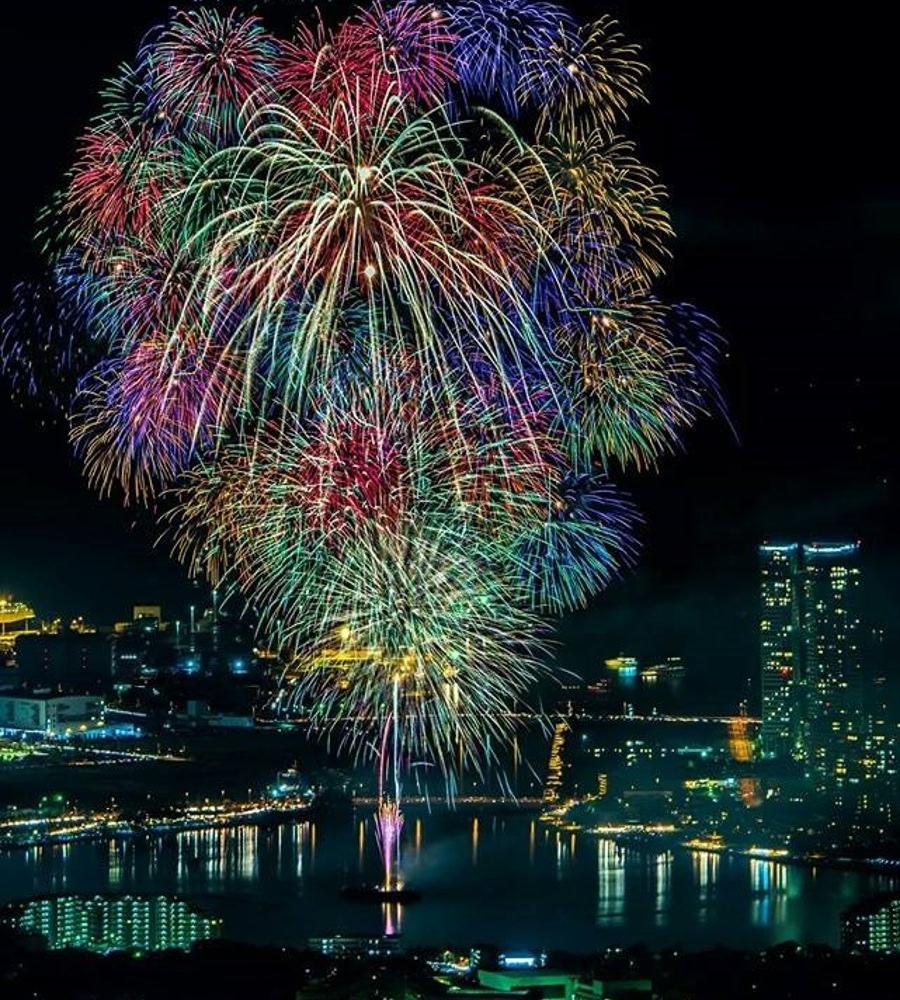 海面に映る花火も美しい「Fukuoka東区花火大会」 海面に映る花火も美しい「Fukuoka東区花火大会」