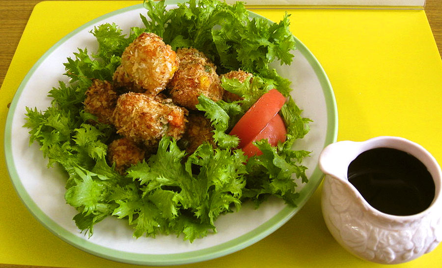 知床羅臼キッチンにレシピが掲載されている「鱈のすり身とたっぷり野菜ボール揚げ」