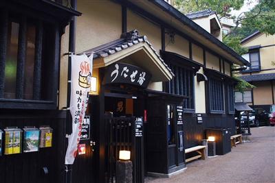 公共浴場「うたせ湯」。建物の中から楽しそうな話し声が聞こえた