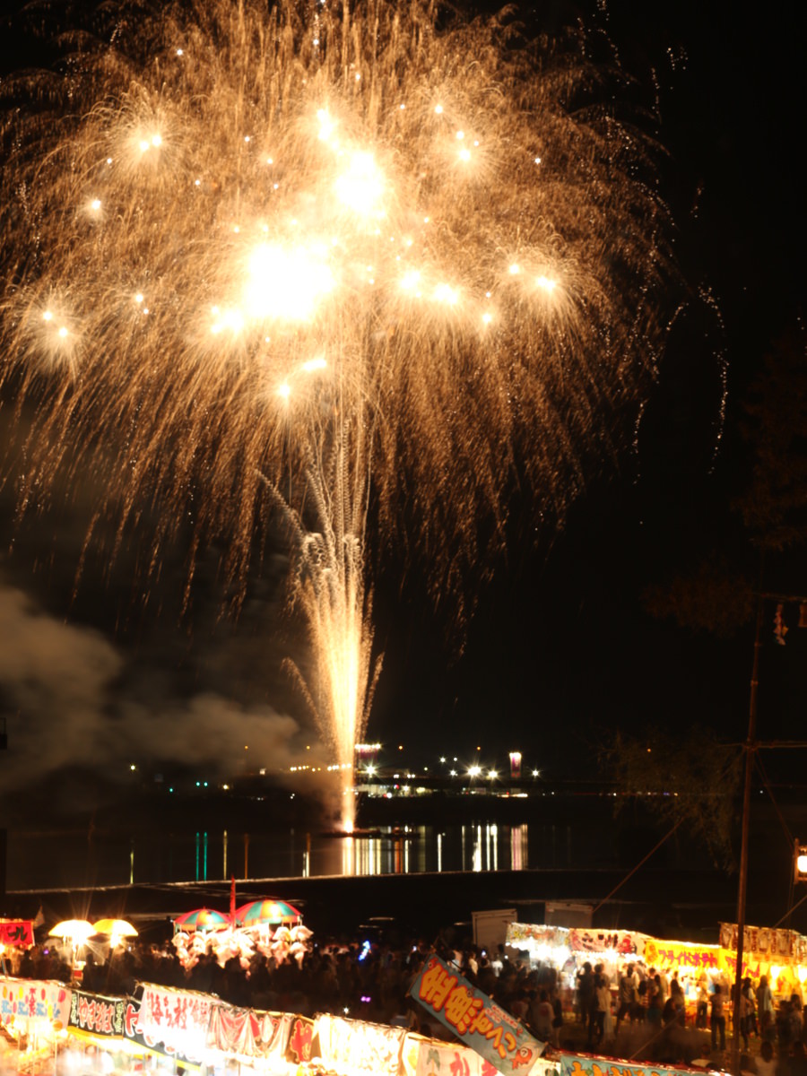 祭りの2日目の夜に開かれる「鶴市花傘鉾祭花火大会」 祭りの2日目の夜に開かれる「鶴市花傘鉾祭花火大会」