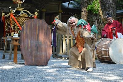 天岩戸神社に奉納される神楽