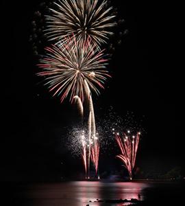 毎年多くの見物客が訪れる「霧島市花火大会」