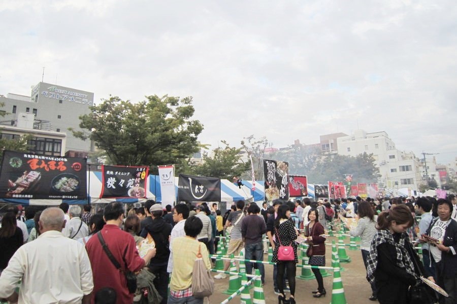 ▲多くの人でにぎわう「久留米焼きとり日本一フェスタ」 多くの人でにぎわう「久留米焼きとり日本一フェスタ」
