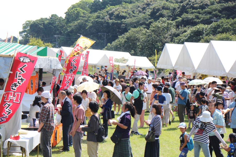 各店のテントにはずらりと行列が (昨年の様子)