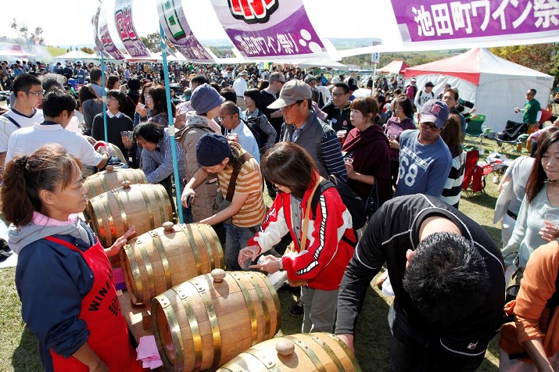 樽から直接注いで楽しめる、飲み放題の十勝ワイン