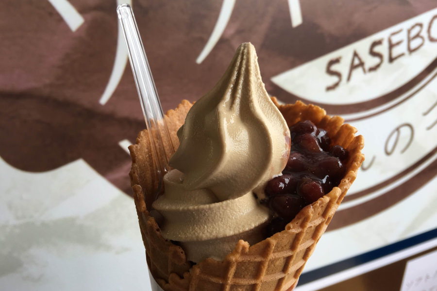 道-1グランプリに出場する「海軍さんのコーヒーミルクソフトクリーム 入港ぜんざい添え」(400円) 「海軍さんのコーヒーミルクソフトクリーム 入港ぜんざい添え」