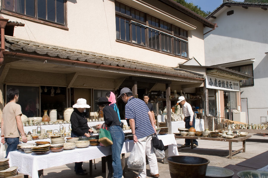 独特の文様の陶器が並ぶ「小鹿田焼民陶祭」 独特の文様の陶器が並ぶ「小鹿田焼民陶祭」