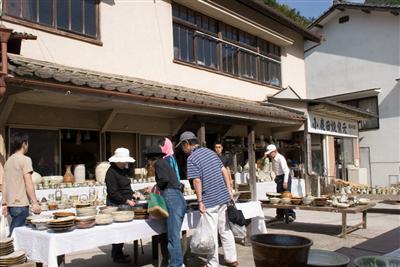 独特の文様の陶器が並ぶ「小鹿田焼民陶祭」