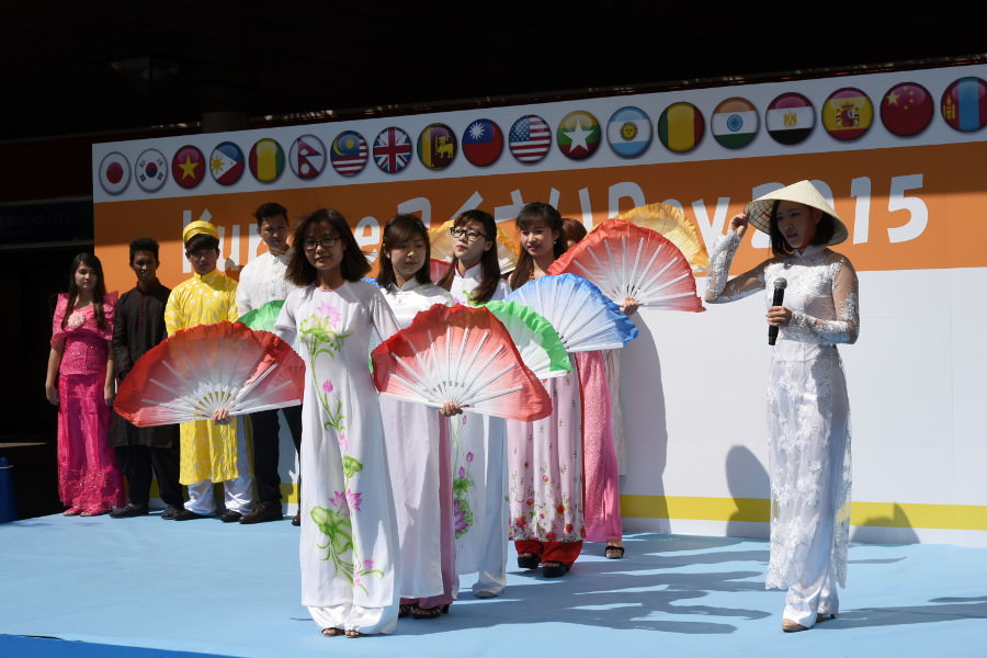 ステージでは留学生会のメンバーが歌や踊りを披露する「KurumeこくさいDay」(イメージ) ステージでは留学生会のメンバーが歌や踊りを披露する「Kuru