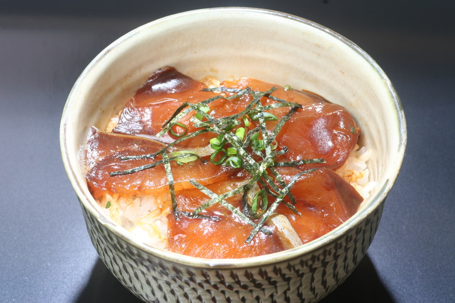 全国ご当地どんぶり選手権で選ばれた「寒ブリ漬け丼」 全国ご当地どんぶり選手権で選ばれた「寒ブリ漬け丼」