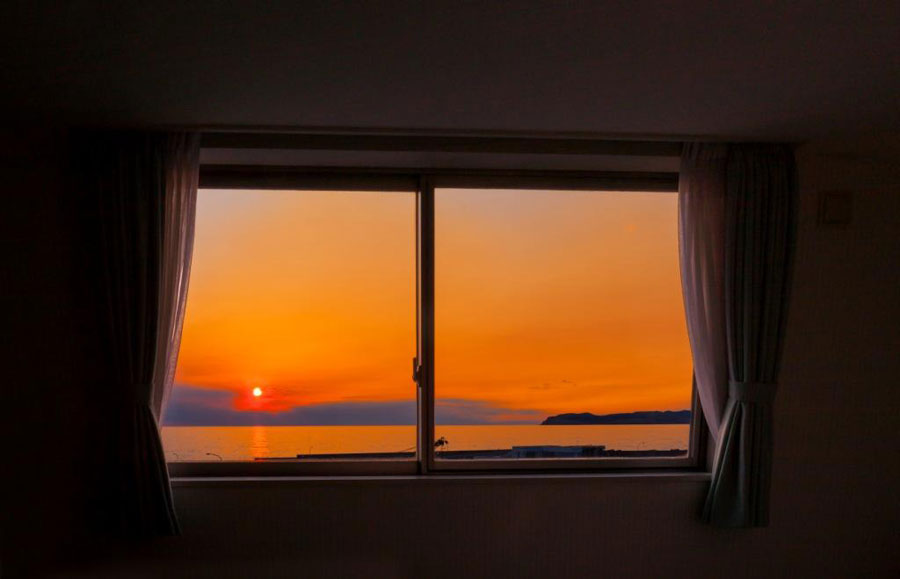 客室から見た夕日。静けさと美しさを同時に感じられる