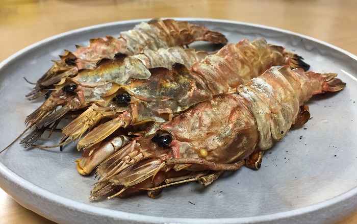 新種認定されたガサエビの塩焼き。香ばしいエビの香りと甘くほくほくした身が食欲をそそる