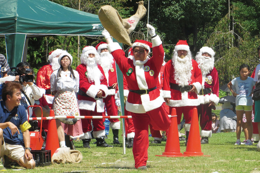 袋投げなどサンタクロースらしさを競う(昨年の様子) サンタクロースらしさを競う「サンタクロースNo.1決定戦」