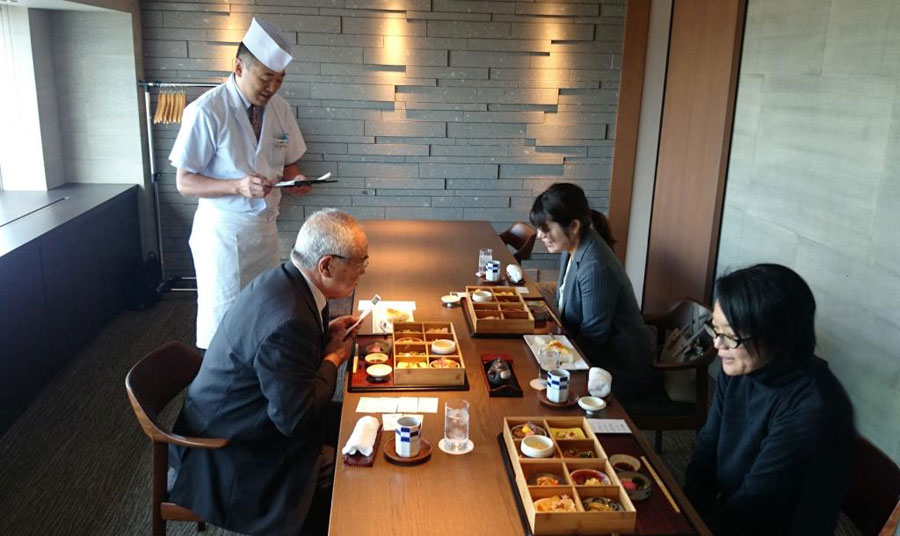 10月12日には北海道アイヌ協会の加藤理事長を招き、試食会も実施された
