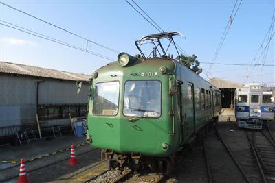 丸みを帯びた緑色の車体で“青ガエル”の愛称に
