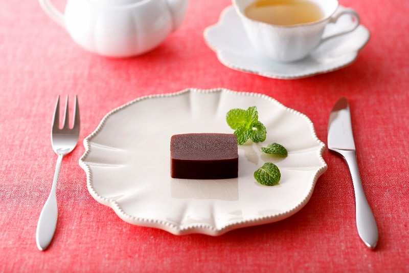口の中で広がる小豆とチョコの風味は、日本茶にも紅茶にもよく合う
