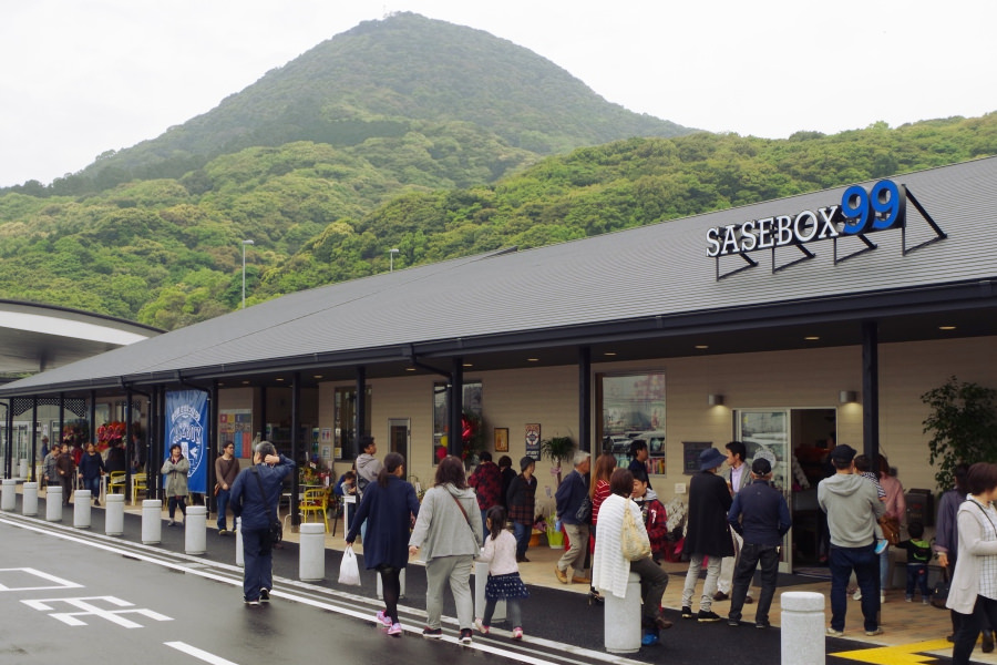 背後に山が見える「させぼっくす99」