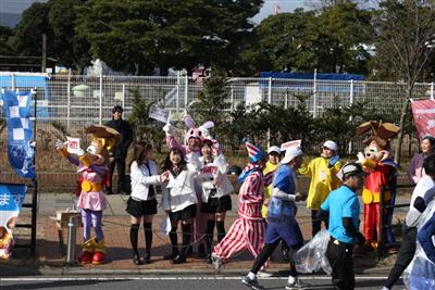 北九州マラソンを応援するスペースワールドのキャラクターたち