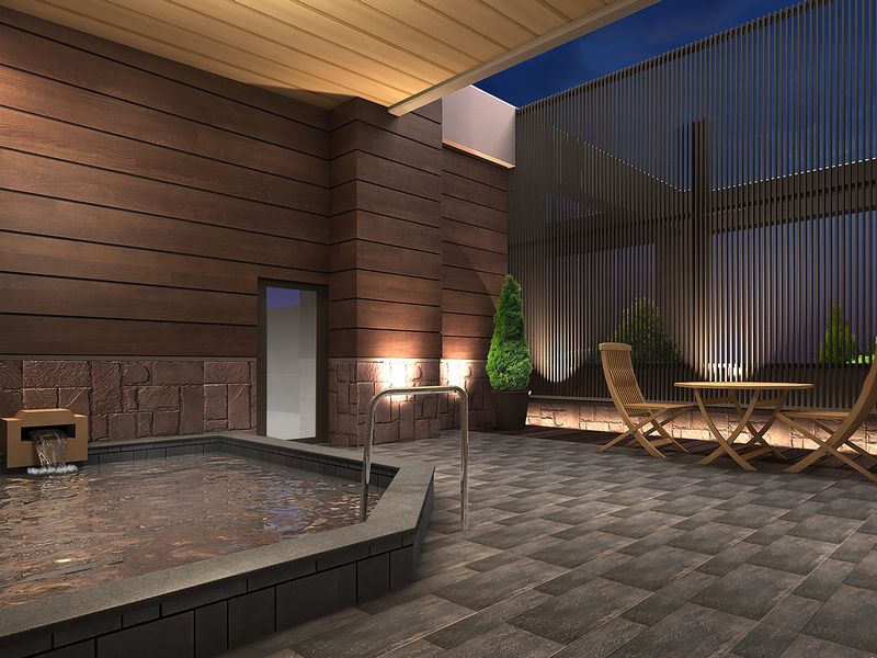 天然温泉を注ぐ大浴場には露天風呂もある。駅前ながら温泉を楽しめるのはうれしい。