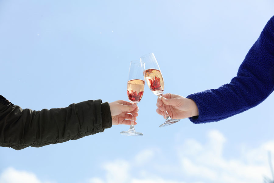 早春の昼下がり、絶景とともにシャンパンを味わうおしゃれな企画