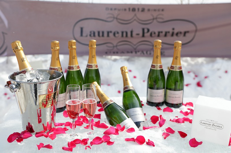 グラスの中に、ひと足早くロゼ色の春が。雪の白とも美しくマッチ