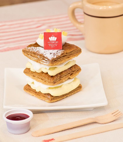 道産りんごをたっぷりサンド。別添のベリーソースが味のアクセントに!