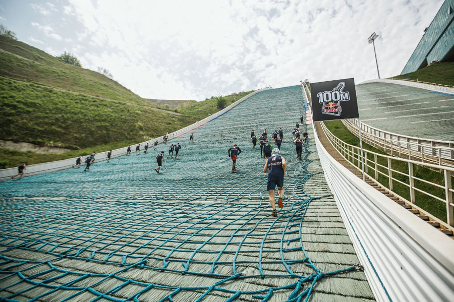 最高斜度37度の壁に挑む!(写真提供:Victor Magdeyev / Red Bull Content Pool)