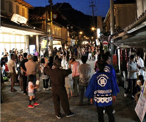 ▲地元の人が集まり工芸品や特産物などを販売する夜市は毎回多くの人で賑わいます