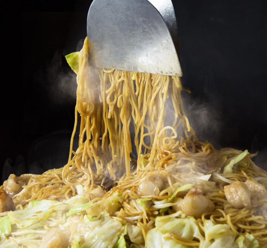 「鍋やプルプル」の博多もつ焼きそばなど人気のグルメも集結 人気のグルメも集結「世界のビールdeドンターク」