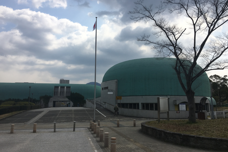 遠くからでも目を引く緑色のドーム屋根と重厚なコンクリート壁 遠くからでも目を引く緑色のドーム屋根と重厚なコンクリート壁