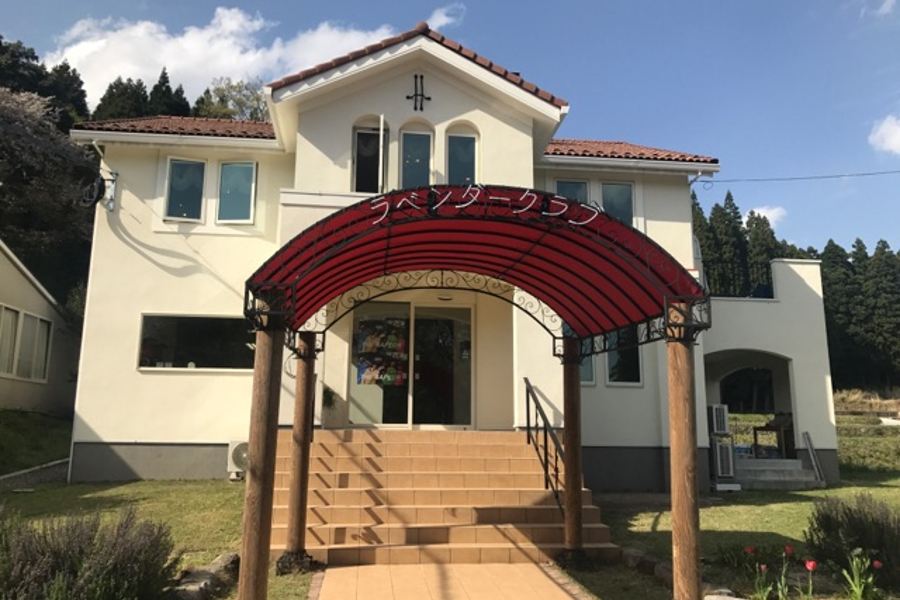 写真展が開催されるホテル森のテラスにある「ラベンダークラブ」 湯布院 ホテル森のテラス内カフェ&ギャラリーラベンダークラブ