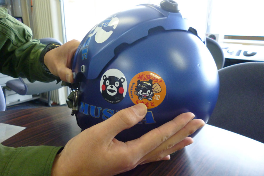 ヘルメットにはくまモンとひごまるのステッカー