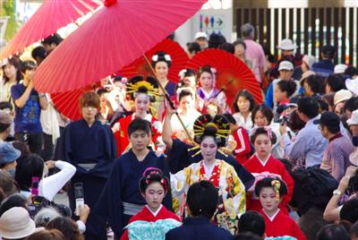 艶やかな衣装の花魁道中を見学できる