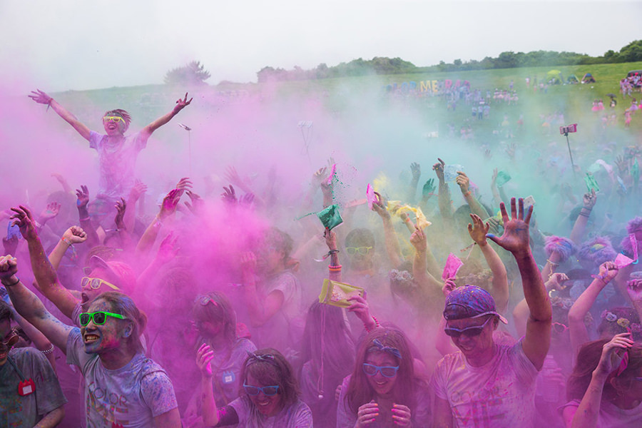 参加者全員でカラフルに染まる「COLOR ME RAD」 参加者全員でカラフルに染まる「COLOR ME RAD」