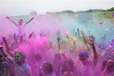 参加者全員でカラフルに染まる「COLOR ME RAD」