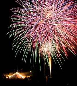 太鼓の音とともに夜空を彩る大玉の花火