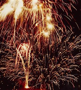 次々と打ち上げられる7000発の花火