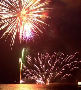 約3000発の花火が周防灘と夜空を鮮やかに彩ります