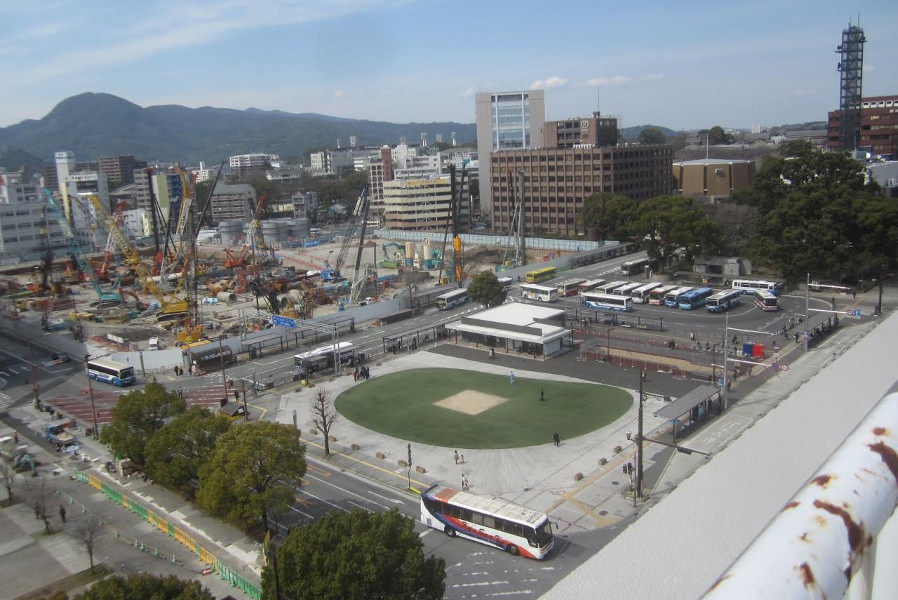 会場の花畑広場。市民の憩いの場として知られています 会場の花畑広場。市民の憩いの場として知られています