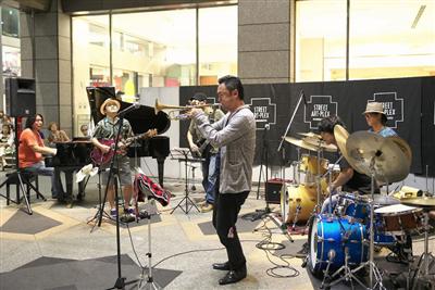 夏の夕暮れに響く生演奏